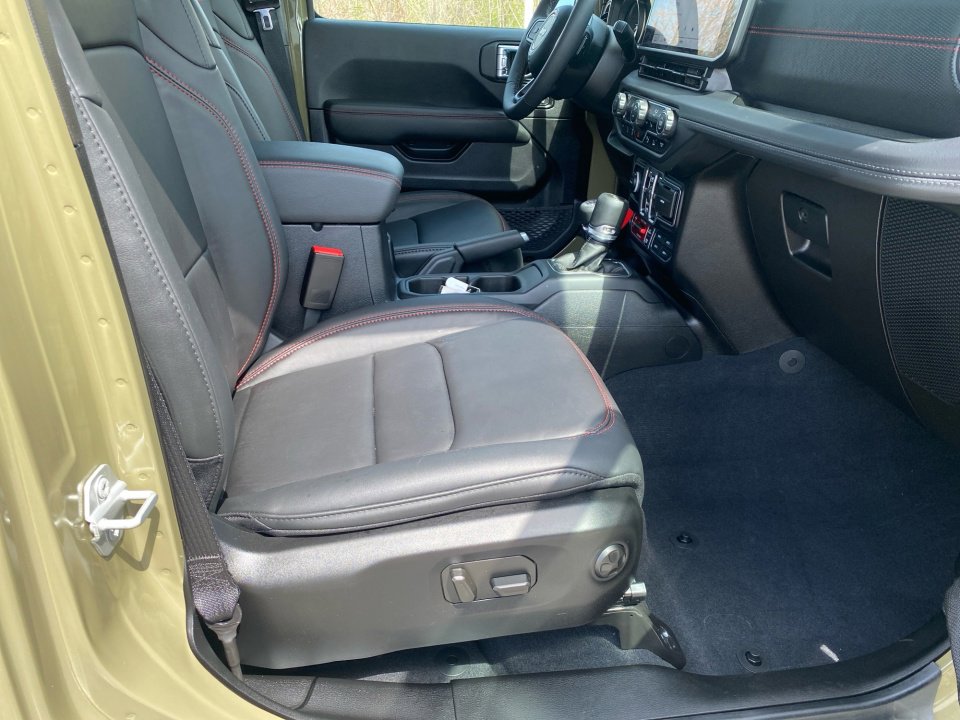 Used 2025 Jeep Wrangler Unlimited Rubicon image 32