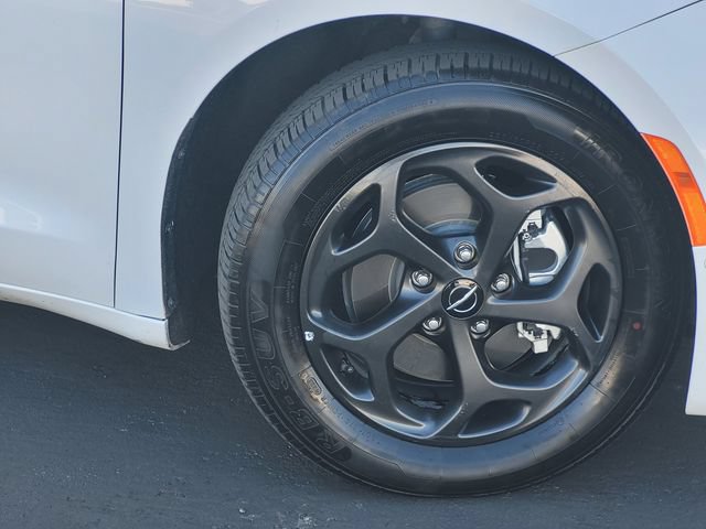 Certified 2024 Chrysler Pacifica Limited FWD image 3