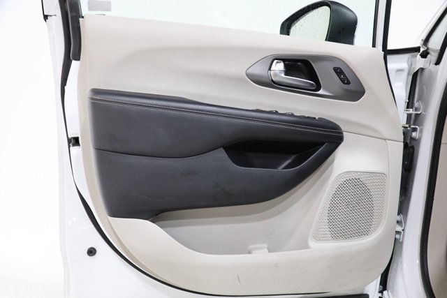 Used 2023 Chrysler Pacifica Touring-L FWD image 18