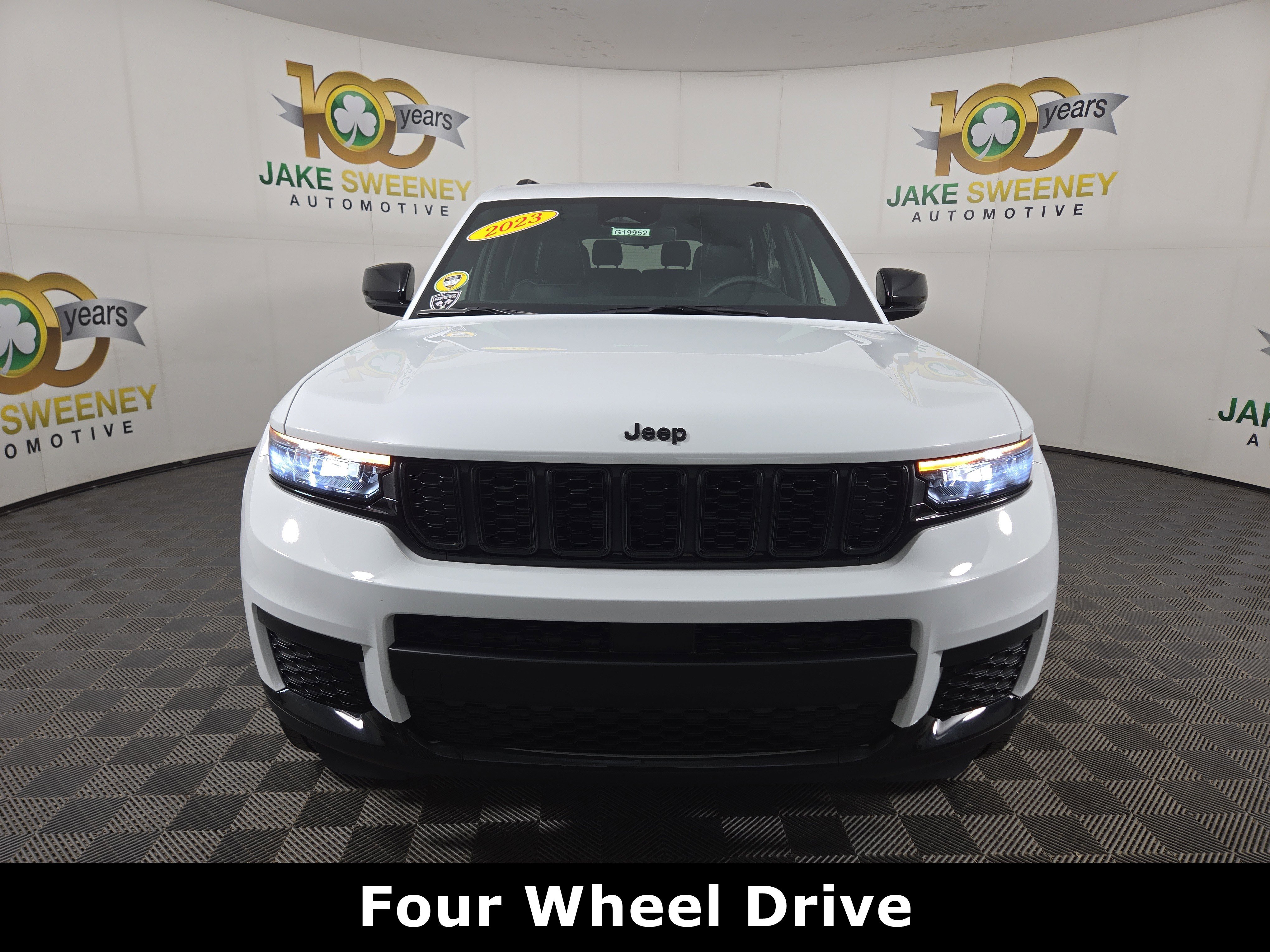 Used 2023 Jeep Grand Cherokee L Laredo image 2
