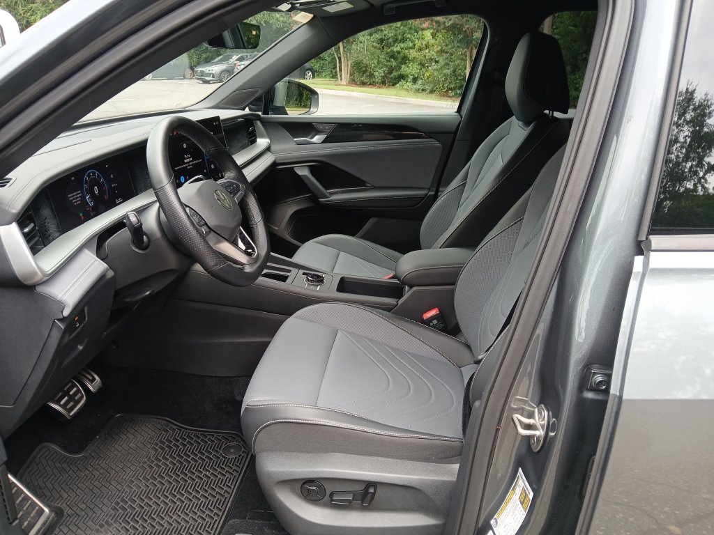 Used 2026 Volkswagen Tiguan SE R-Line FWD image 10
