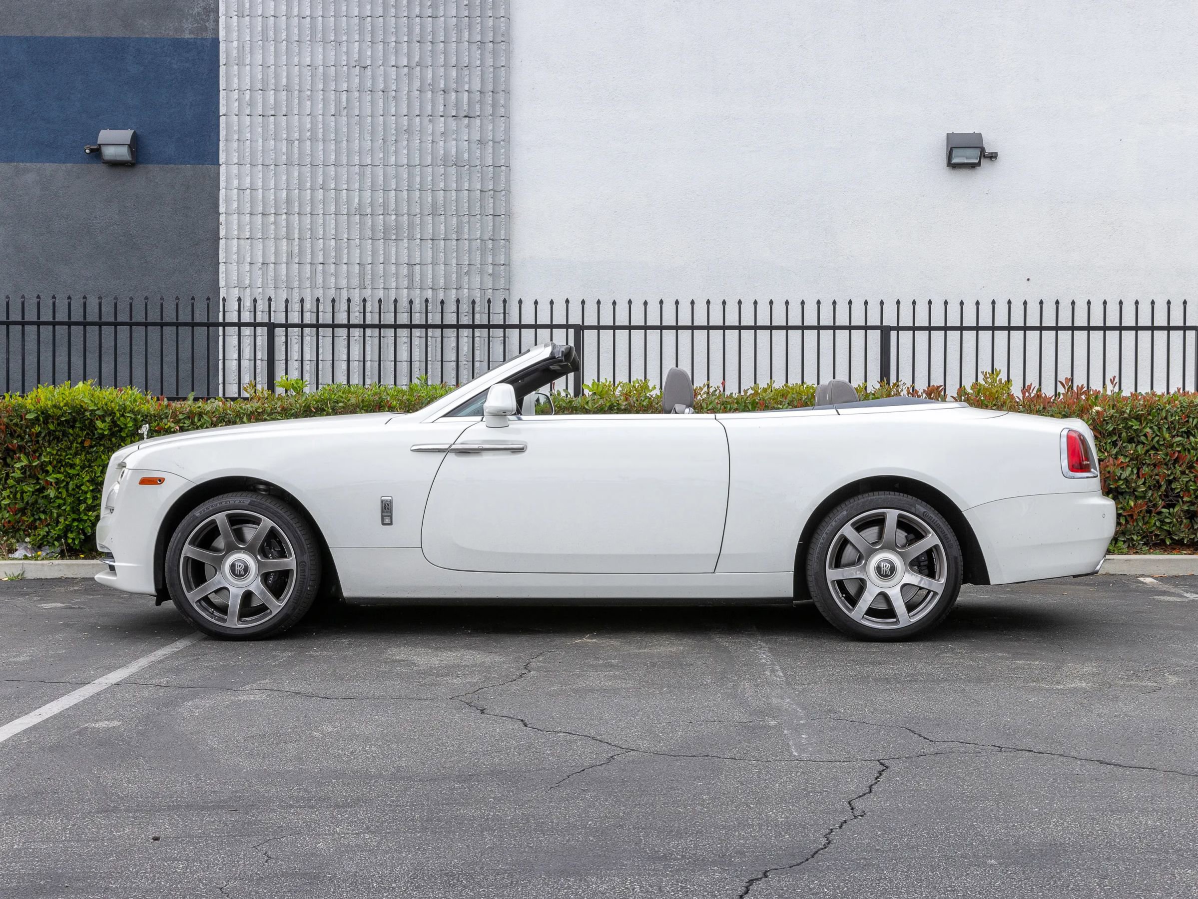 Used 2020 Rolls-Royce Dawn image 2