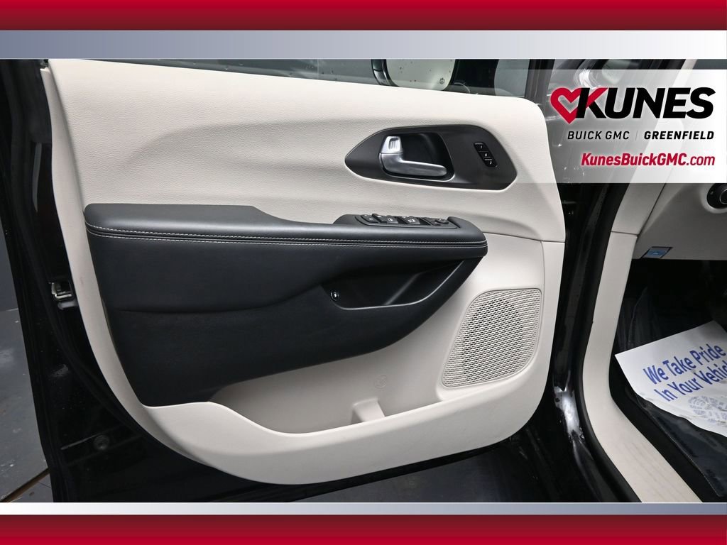 Used 2024 Chrysler Pacifica Select FWD image 27