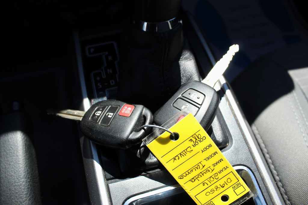 Used 2016 Toyota Tacoma SR5 w/ SR5 Appearance Package (SN) image 22