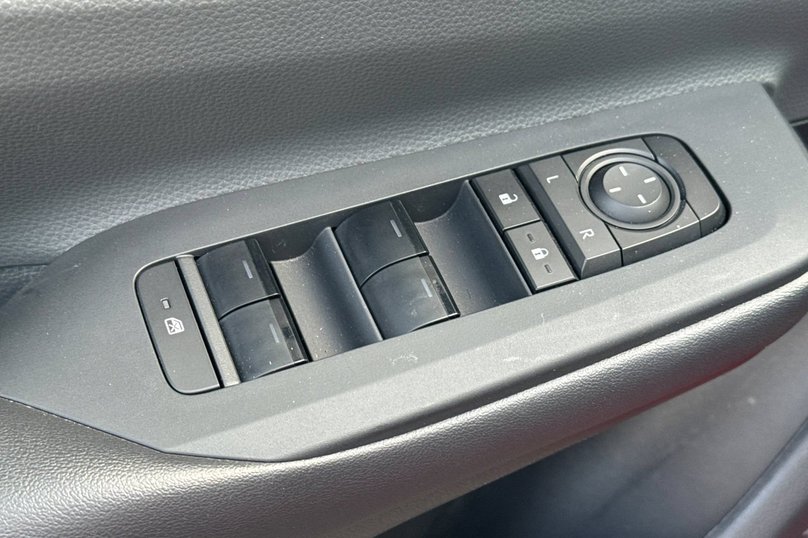 Certified 2025 Toyota Prius LE FWD image 12