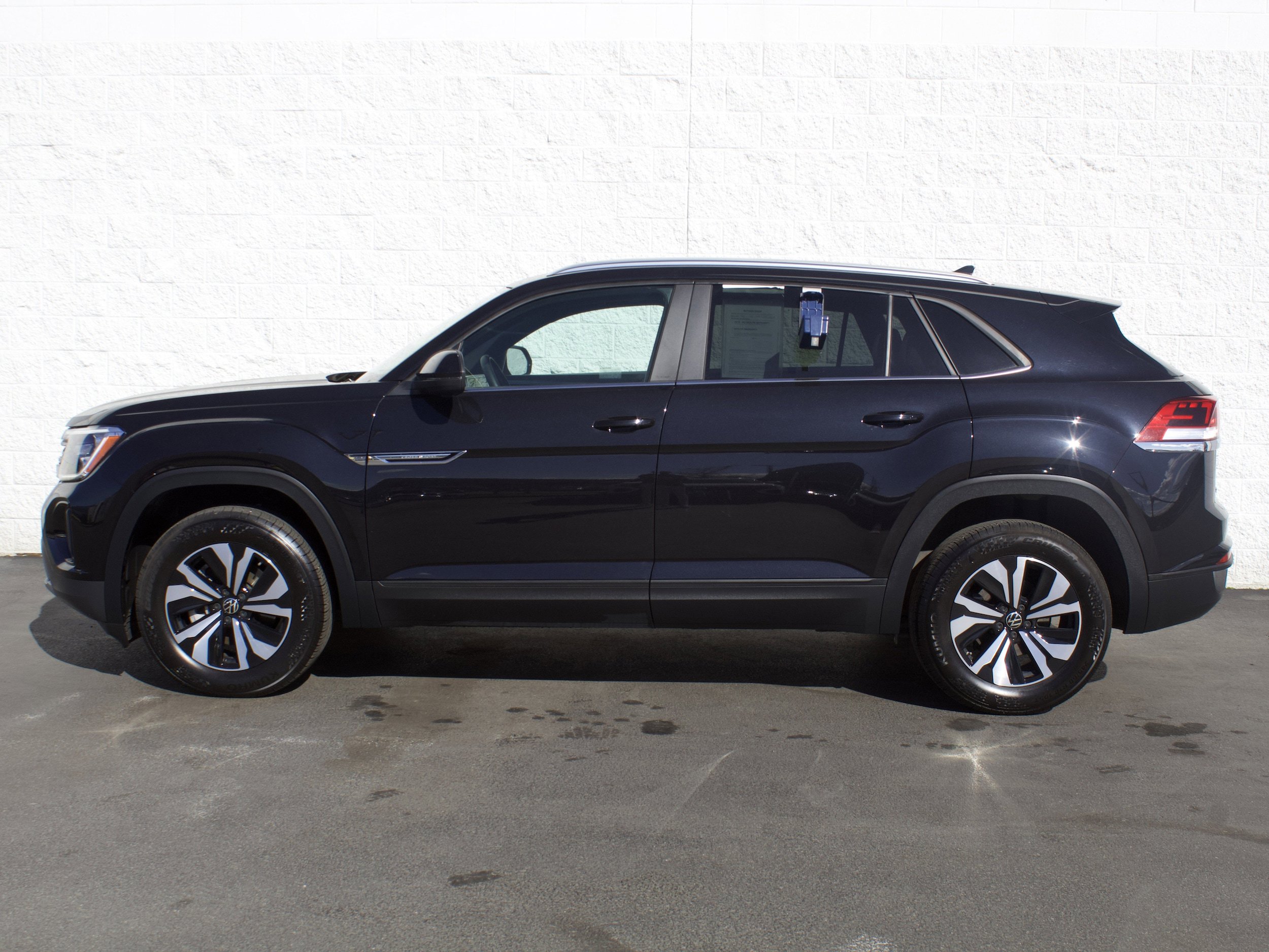 Used 2024 Volkswagen Atlas Cross Sport SE AWD/4WD image 4