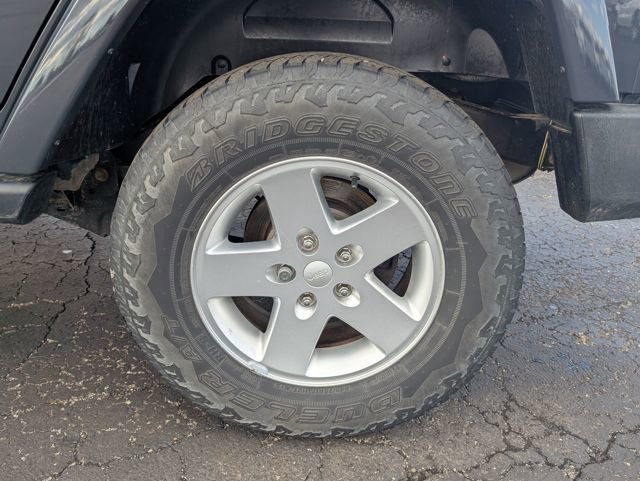 Used 2017 Jeep Wrangler Unlimited Sahara w/ Connectivity Group image 22