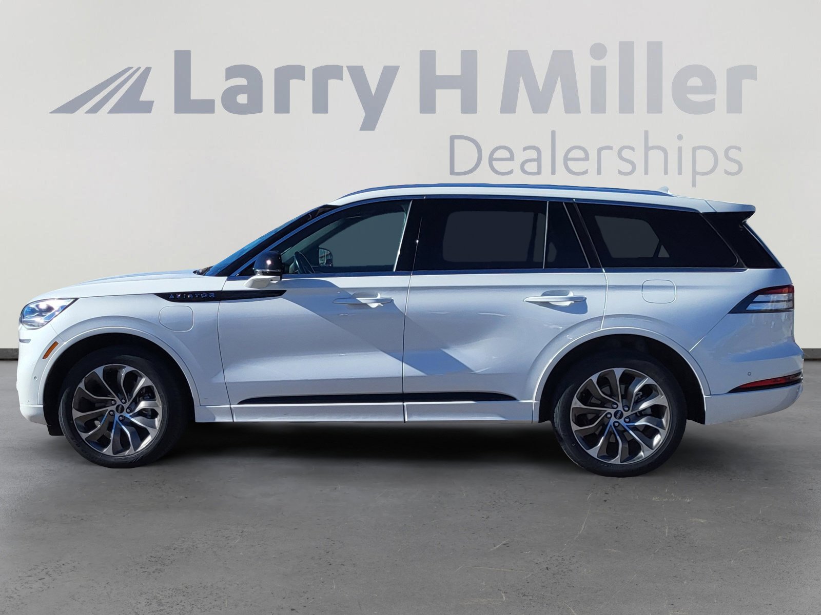 Used 2020 Lincoln Aviator Grand Touring w/ Equipment Group 302A image 2