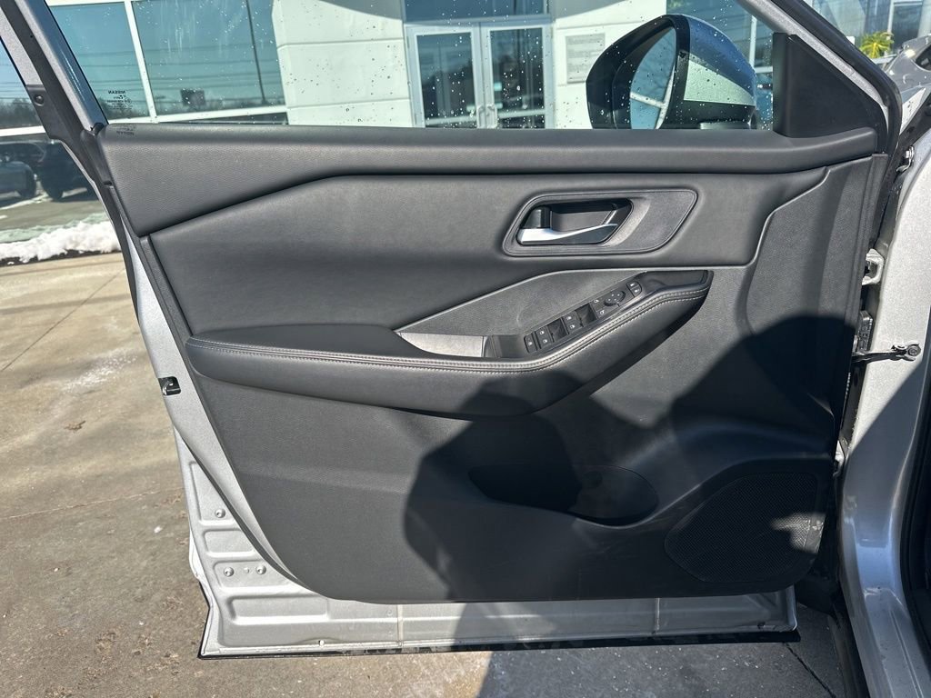 Used 2024 Nissan Rogue SV image 15