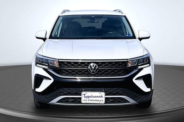 Used 2024 Volkswagen Taos SE image 2