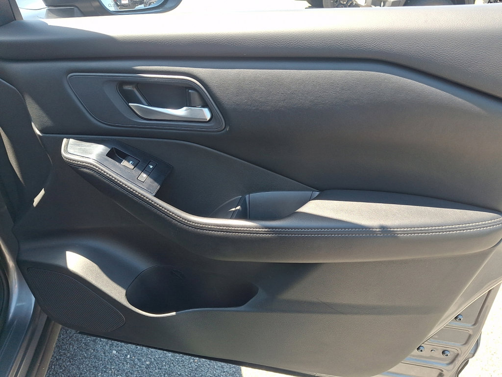 Used 2024 Nissan Rogue SV FWD image 10