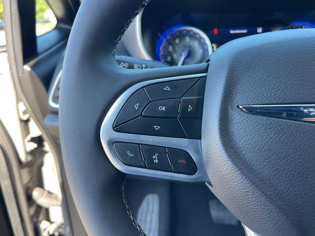 Used 2025 Chrysler Pacifica Select FWD image 16