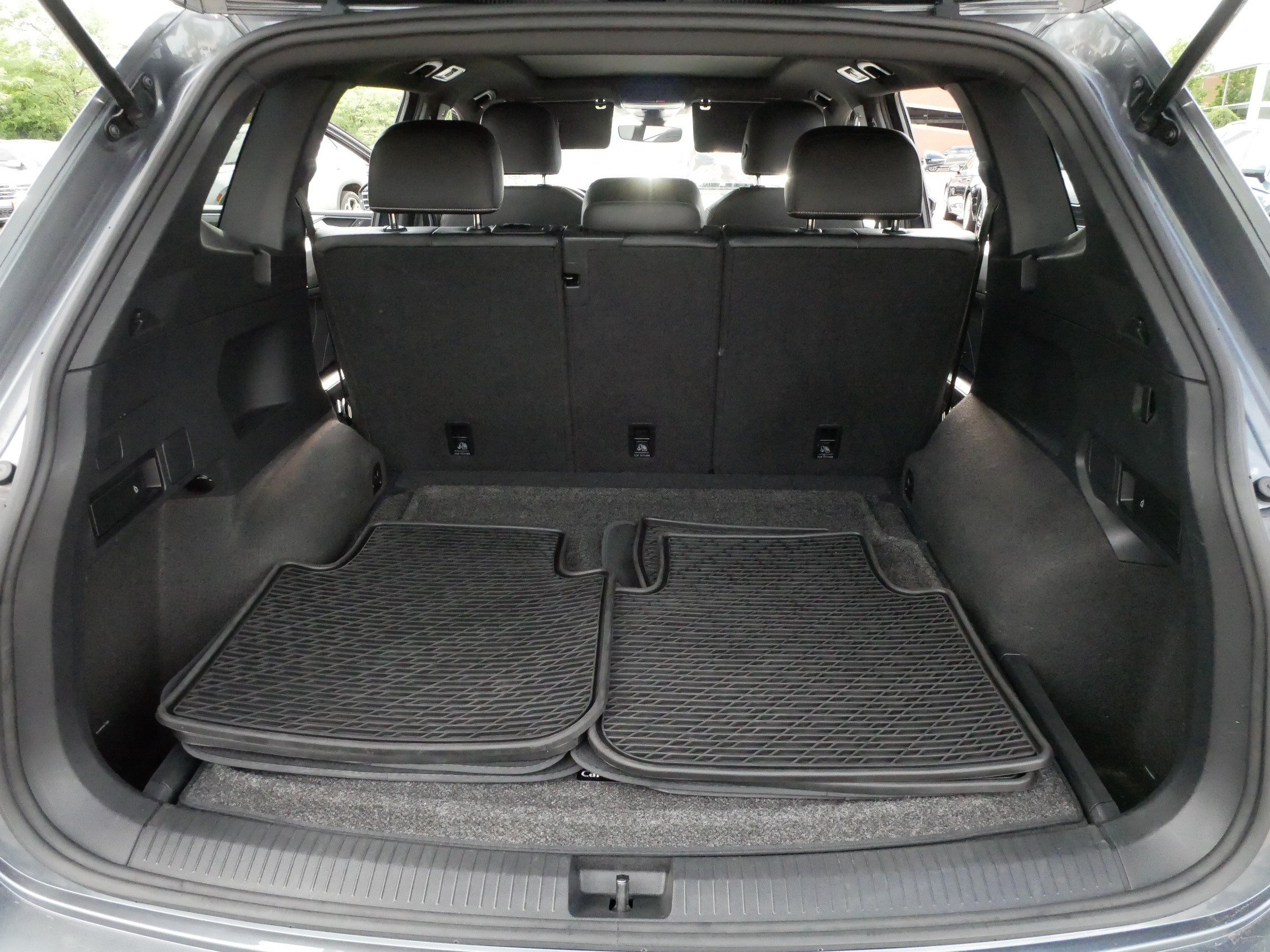 Certified 2023 Volkswagen Tiguan SE R-Line AWD/4WD image 18