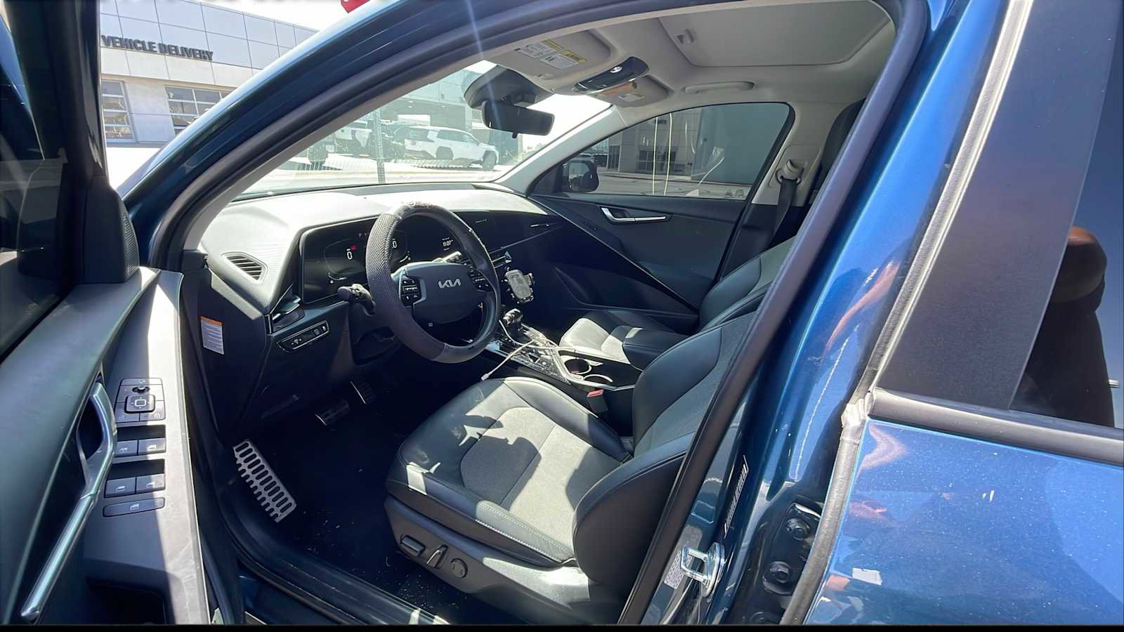 Used 2023 Kia Niro EX Touring FWD image 3