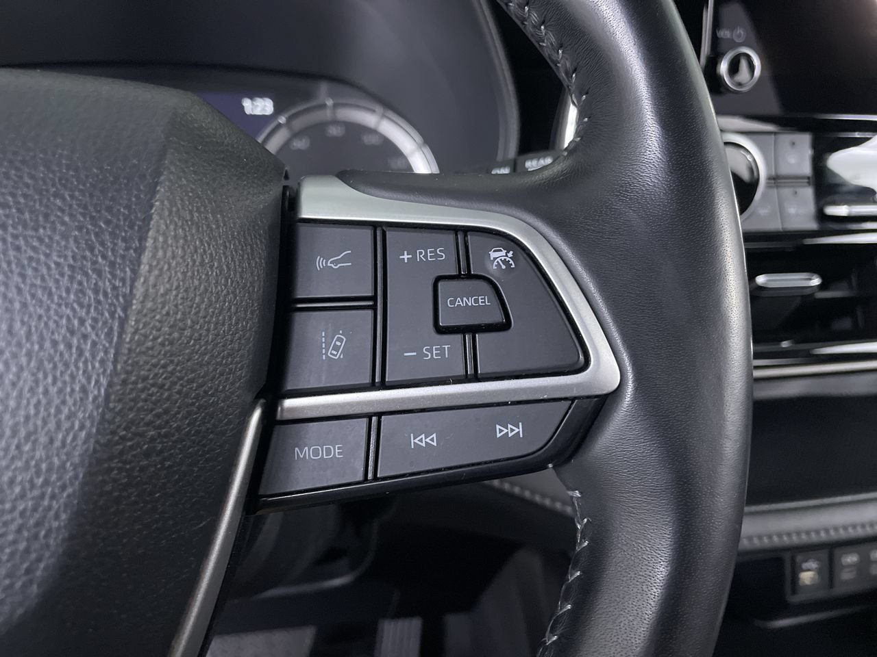 Used 2023 Toyota Highlander LE AWD/4WD image 28