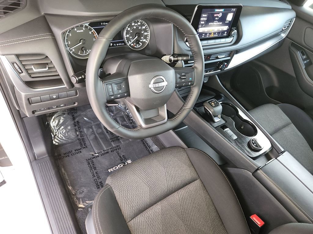 Used 2025 Nissan Rogue SV image 11