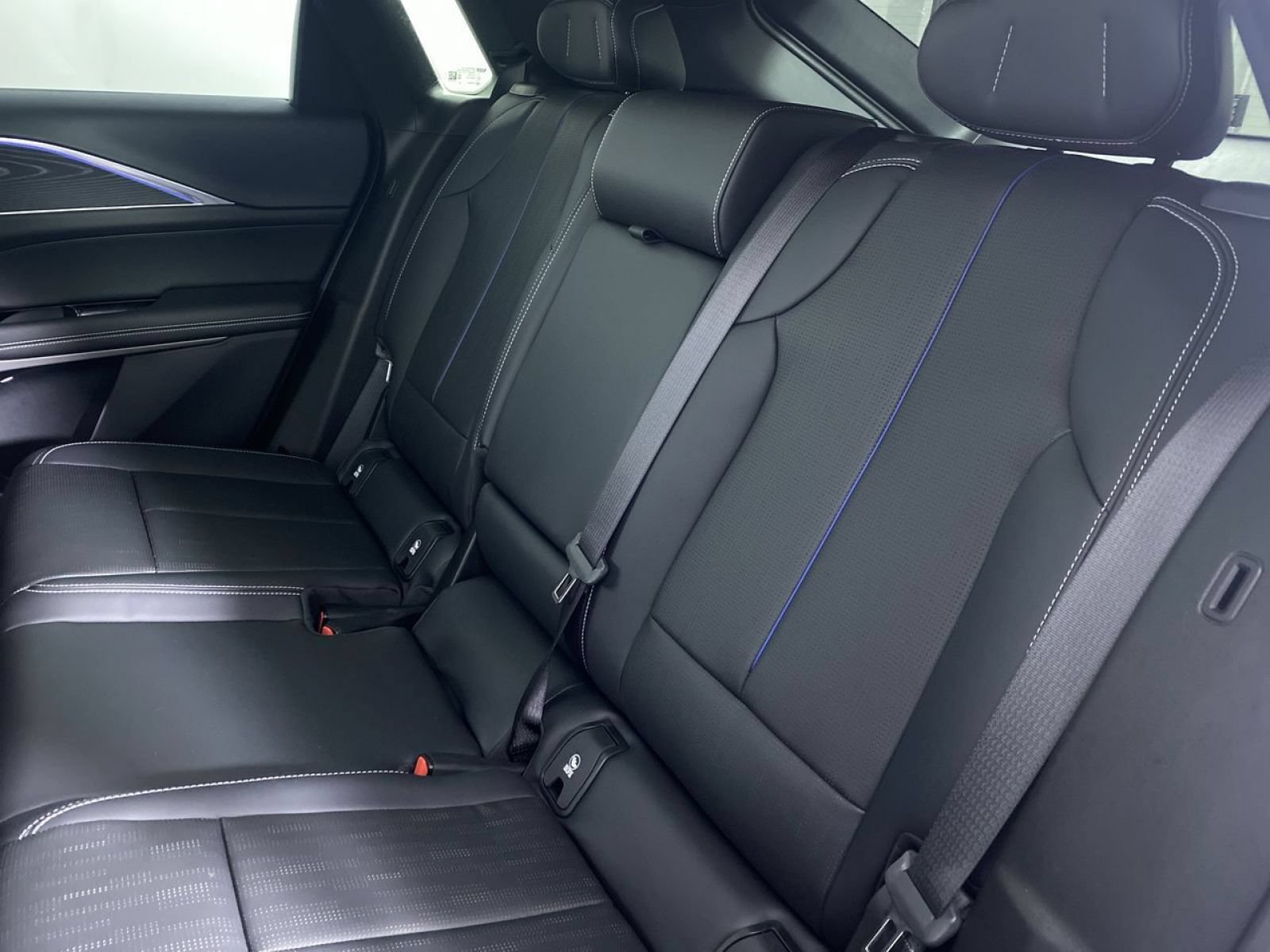 Certified 2024 Cadillac Lyriq Luxury AWD/4WD image 13