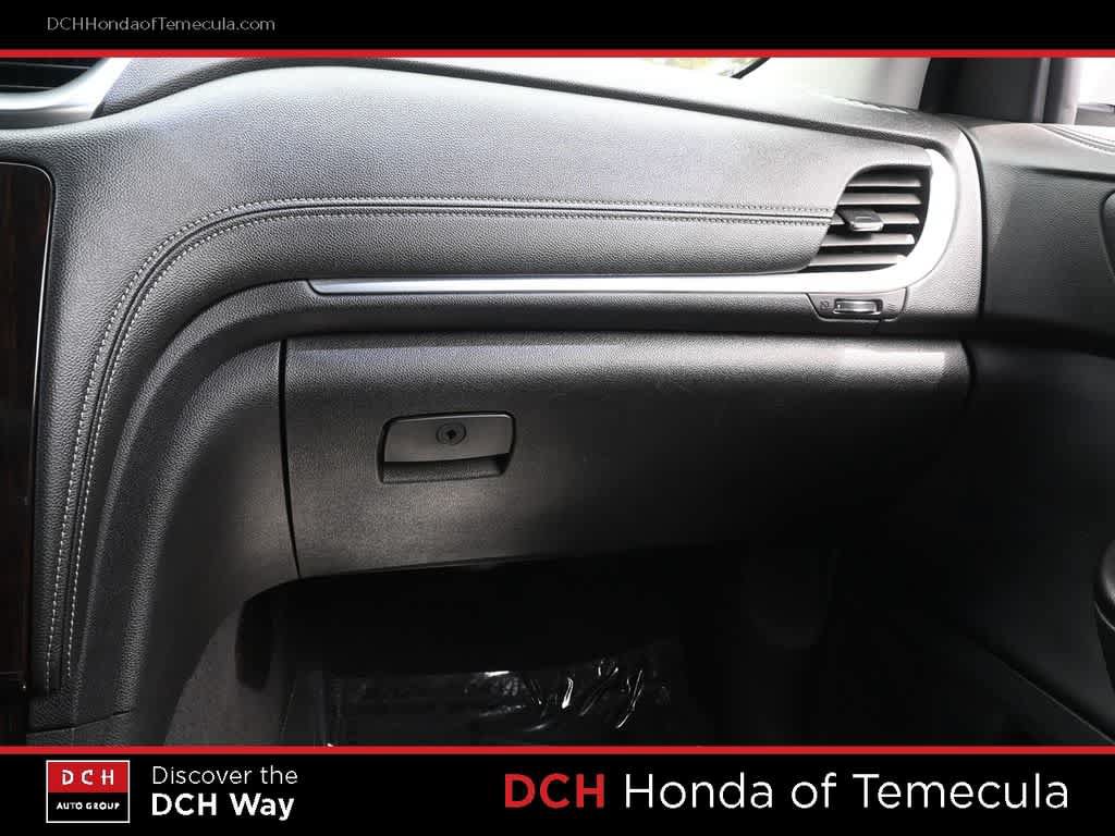 Used 2017 Chevrolet Traverse LT w/ Style and Technology Package FWD image 14