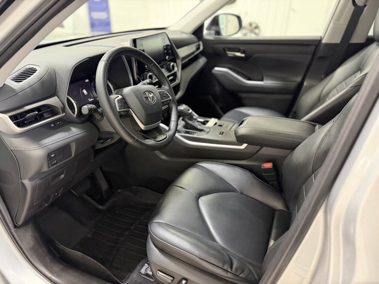 Used 2022 Toyota Highlander XLE AWD/4WD image 35