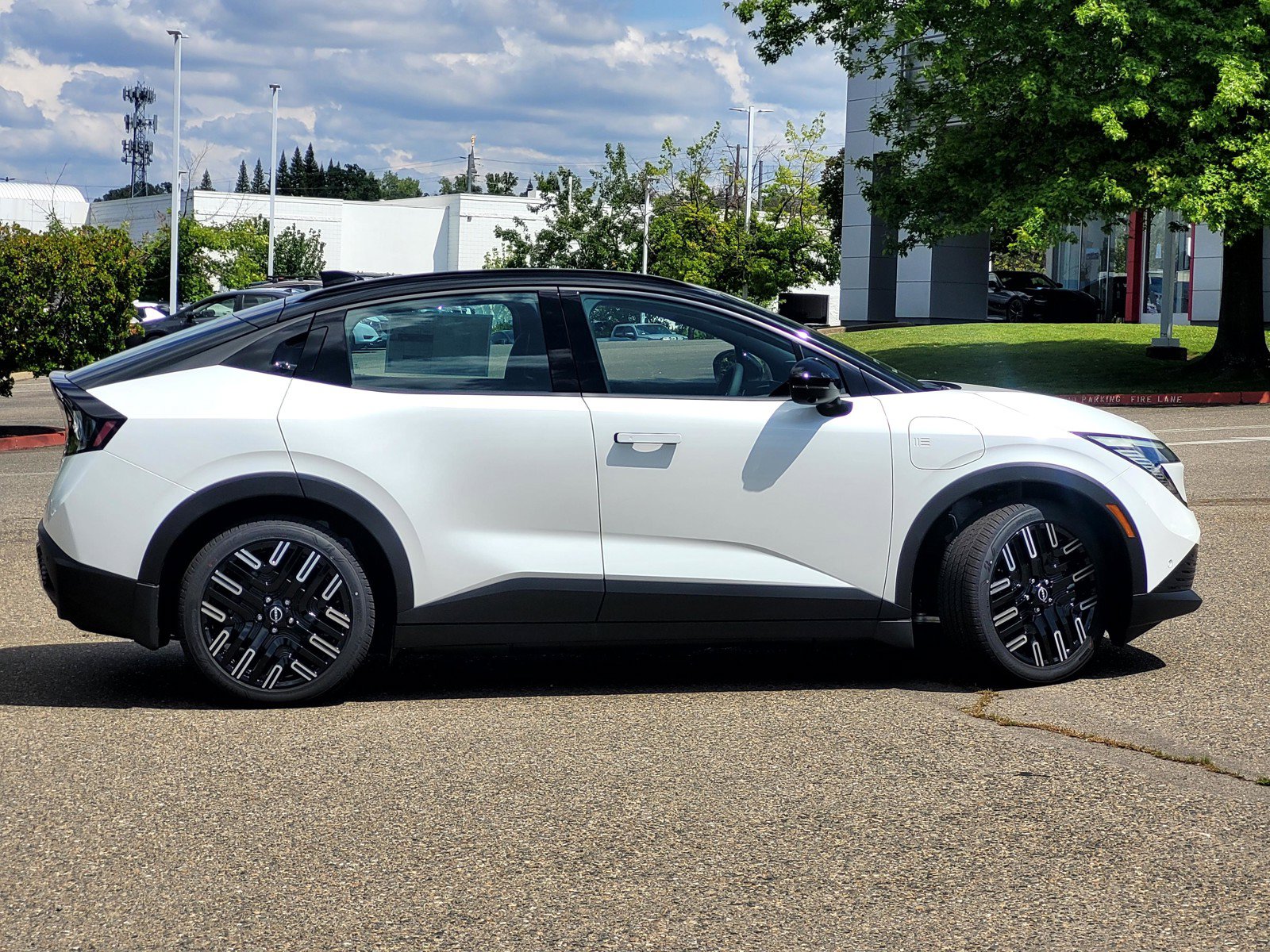 New 2026 Nissan Leaf Platinum+ w/ Cargo Package (Platinum+) FWD image 3