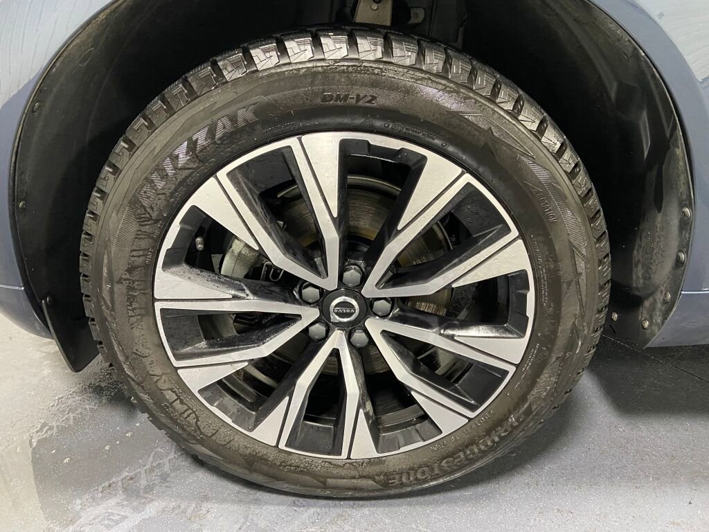 Used 2023 Volvo XC60 B5 Plus image 5