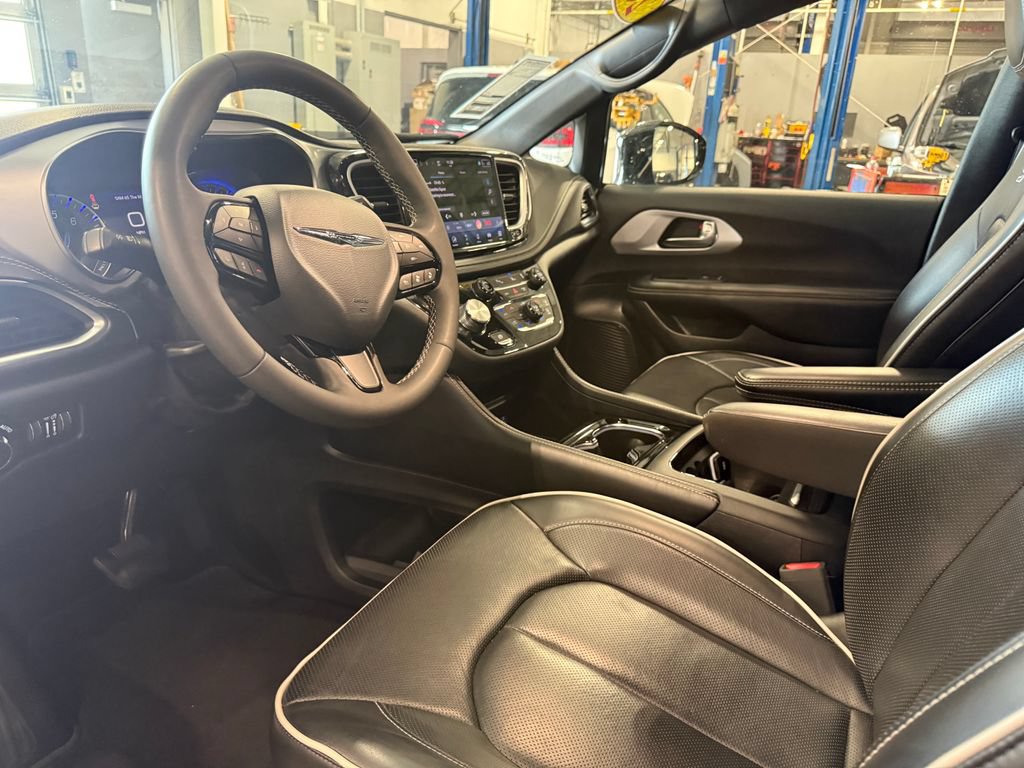 Used 2025 Chrysler Pacifica Limited FWD image 4