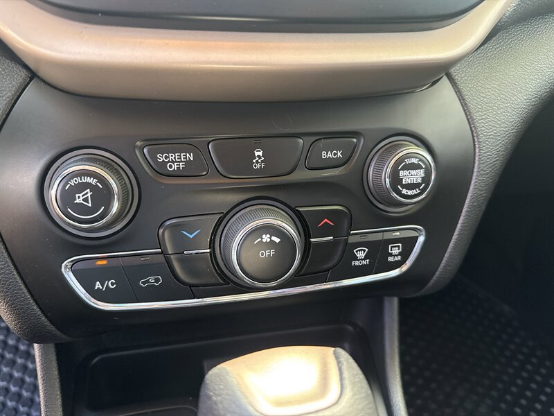 Used 2018 Jeep Cherokee Latitude w/ Cold Weather Group AWD/4WD image 33