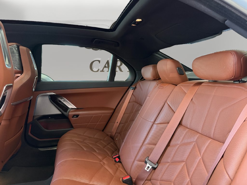 Used 2023 BMW 740i w/ Parking Assistance Package RWD image 13
