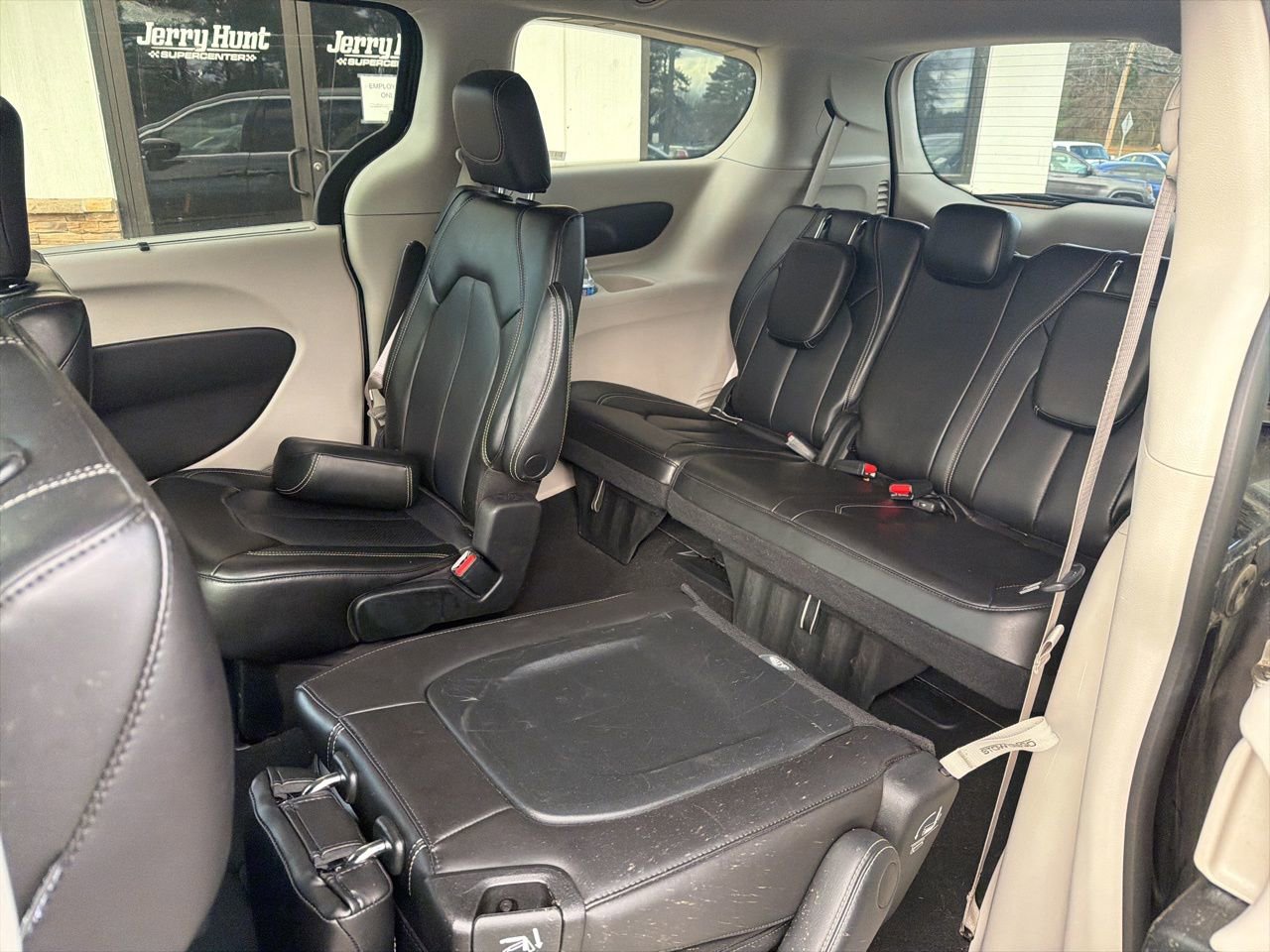 Used 2023 Chrysler Pacifica Touring-L image 4