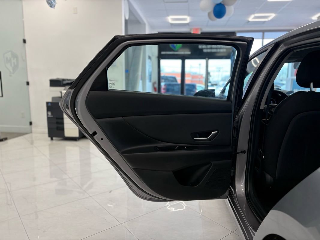 Used 2025 Hyundai Elantra SEL image 36