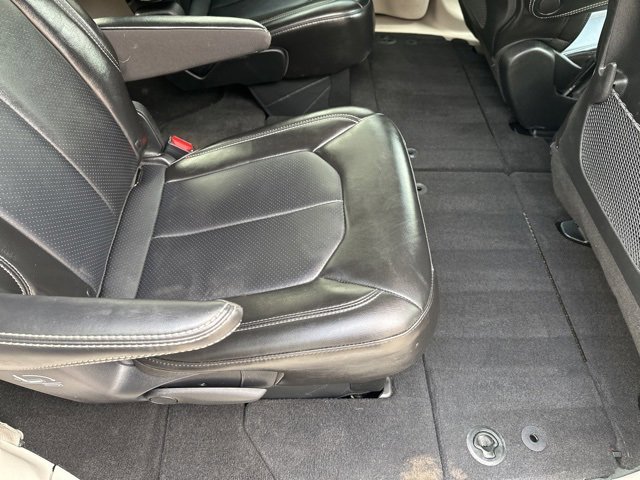 Used 2024 Chrysler Pacifica Touring-L image 15
