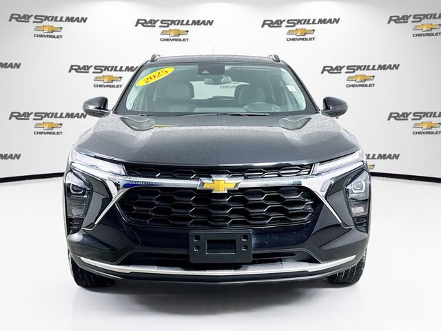 Used 2025 Chevrolet Trax LT w/ LT Convenience Package image 2