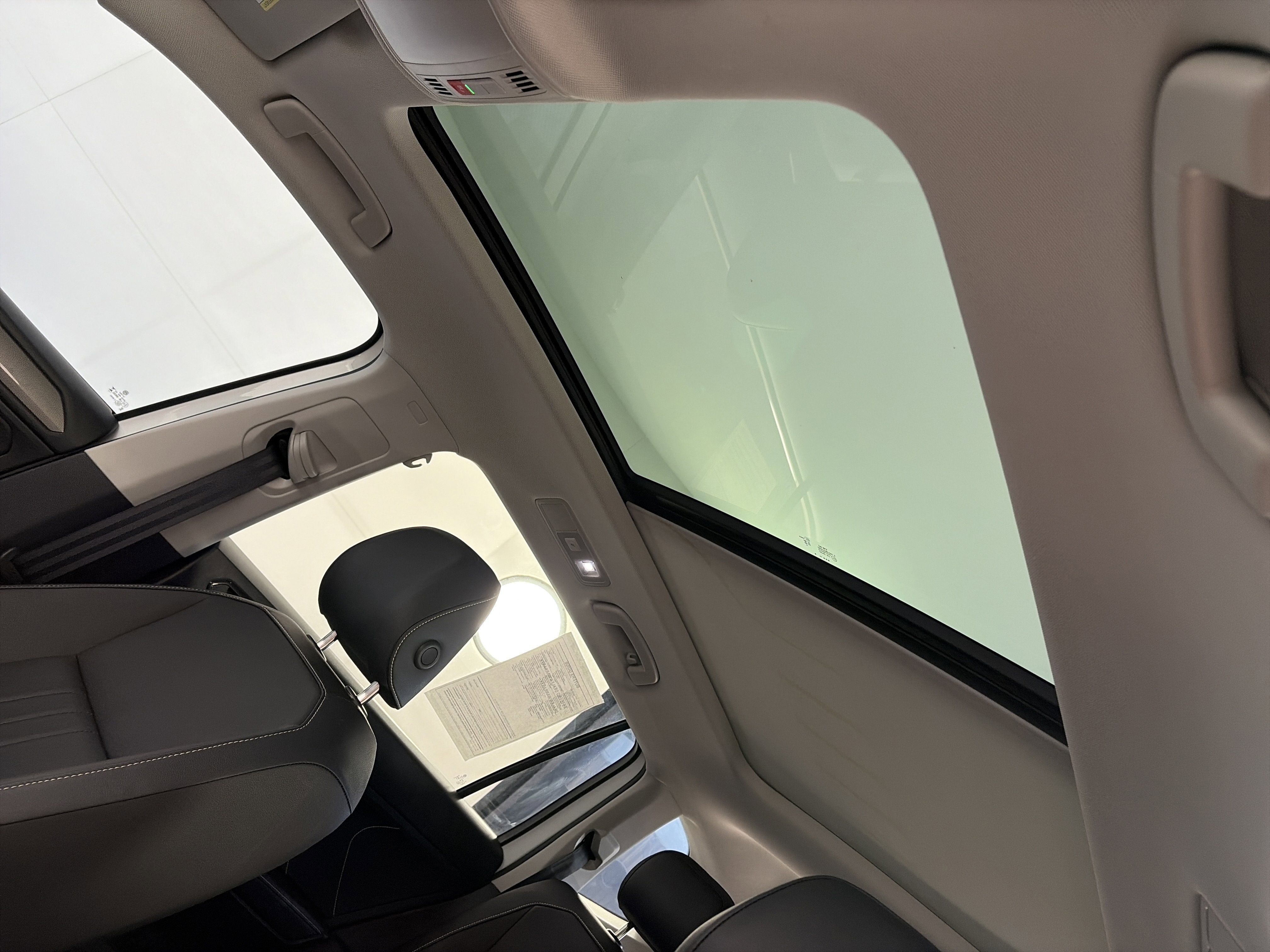 Used 2023 Volkswagen Tiguan SE w/ Panoramic Sunroof Package AWD/4WD image 17