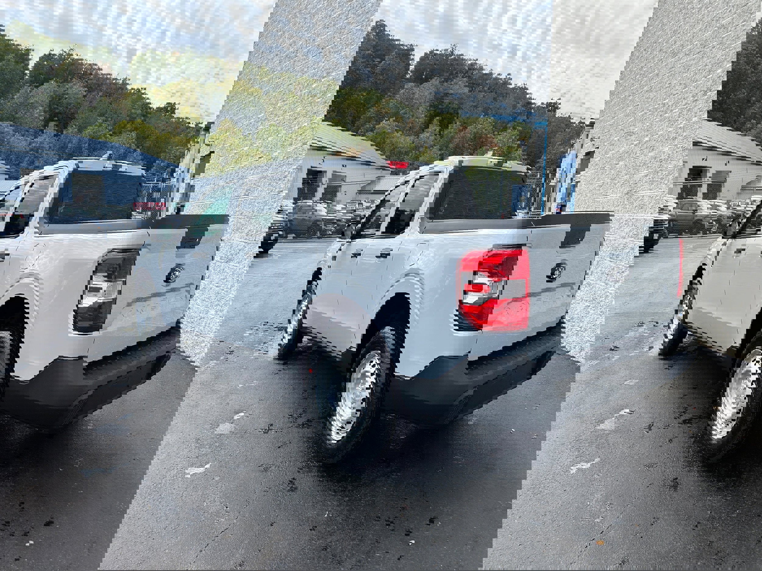 New 2025 Ford Maverick XL image 9