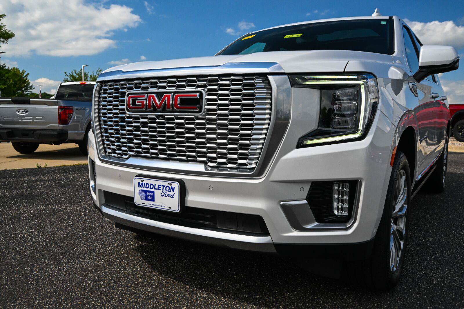 Used 2024 GMC Yukon XL Denali w/ Denali Reserve Package AWD/4WD image 11