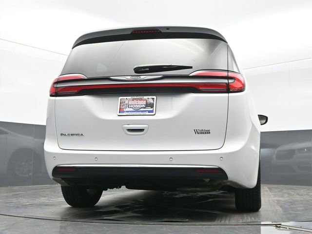 Used 2025 Chrysler Pacifica Select image 24