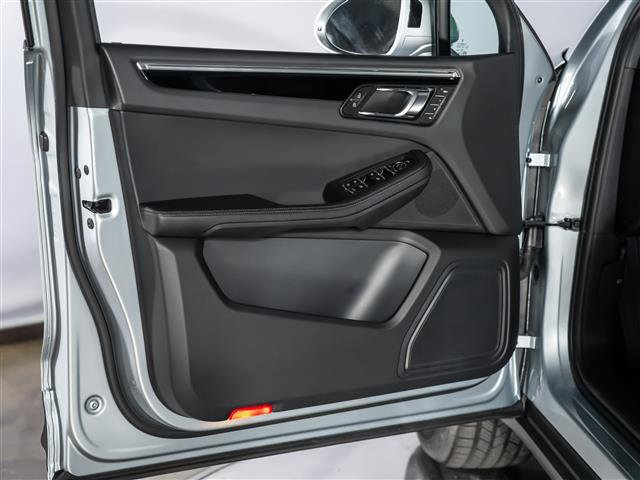 Certified 2025 Porsche Macan image 22