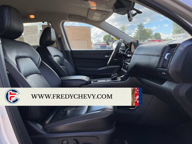 Used 2025 Nissan Pathfinder SL AWD/4WD image 41