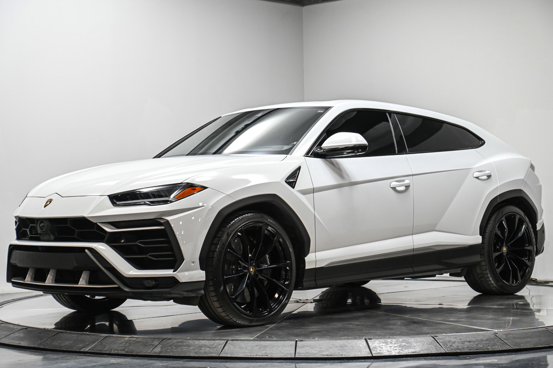Used 2020 Lamborghini Urus image 2