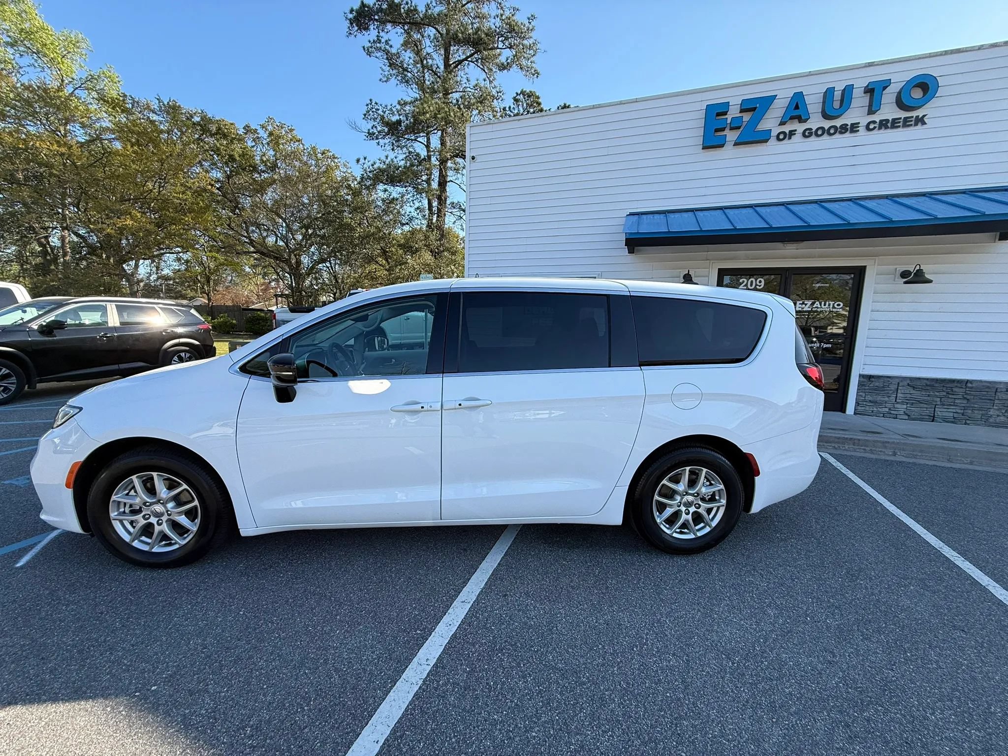 Used 2024 Chrysler Pacifica Touring-L FWD image 4