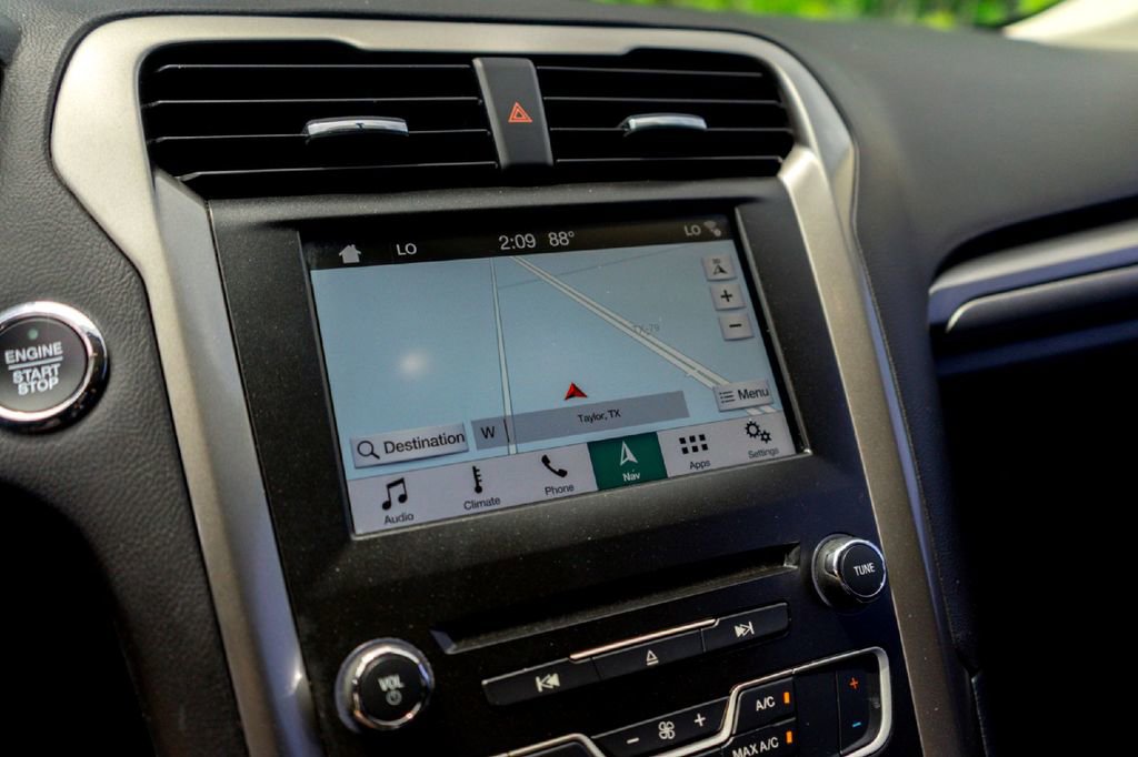 Used 2018 Ford Fusion SE FWD image 18