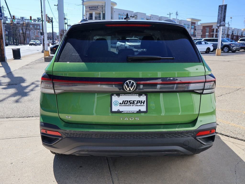 Certified 2025 Volkswagen Taos SE image 4