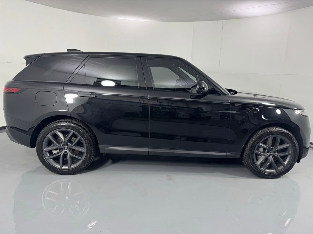 Used 2025 Land Rover Range Rover Sport SE AWD/4WD image 4