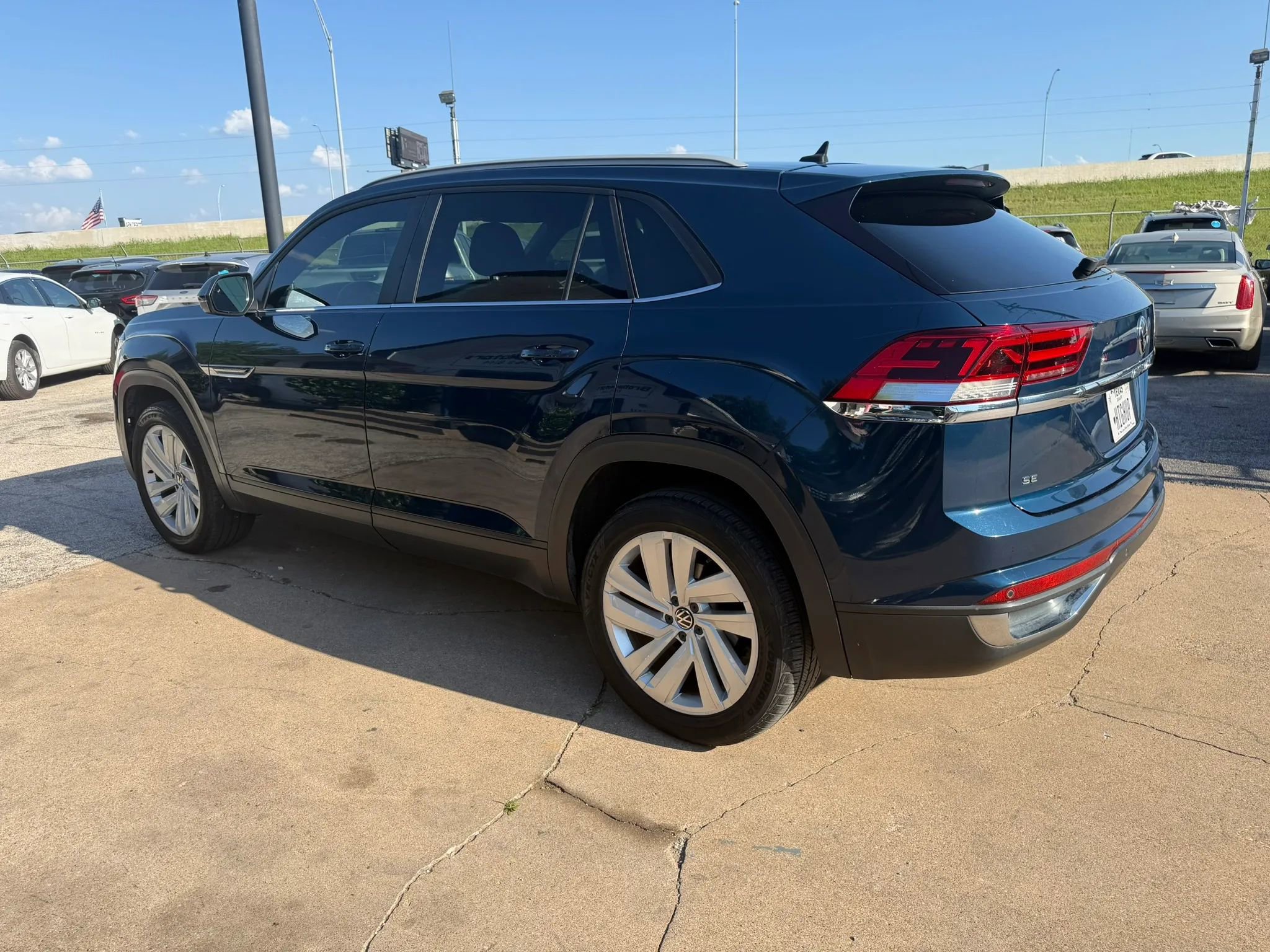 Used 2020 Volkswagen Atlas Cross Sport SE AWD/4WD image 4