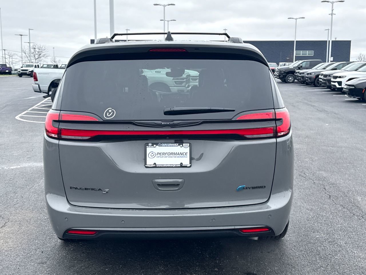 Used 2025 Chrysler Pacifica Premium image 4