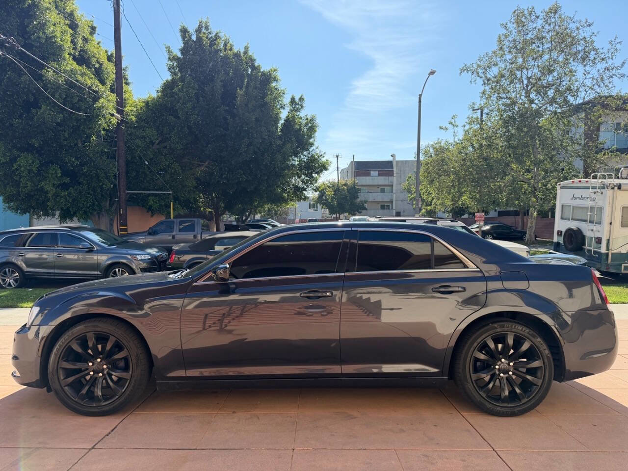 Used 2018 Chrysler 300 Touring w/ Chrome Appearance Package RWD image 6