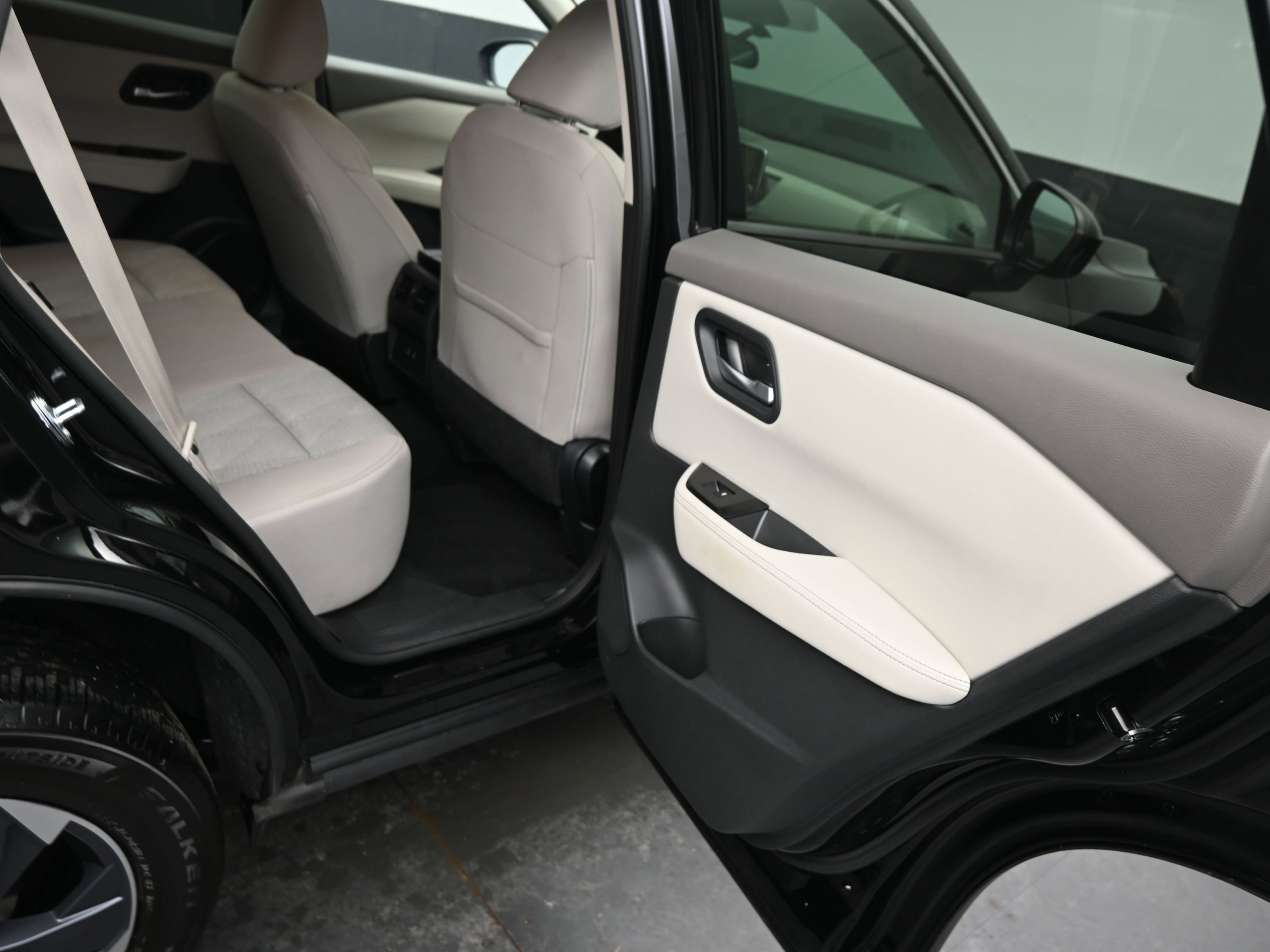 Used 2025 Nissan Rogue SV image 12