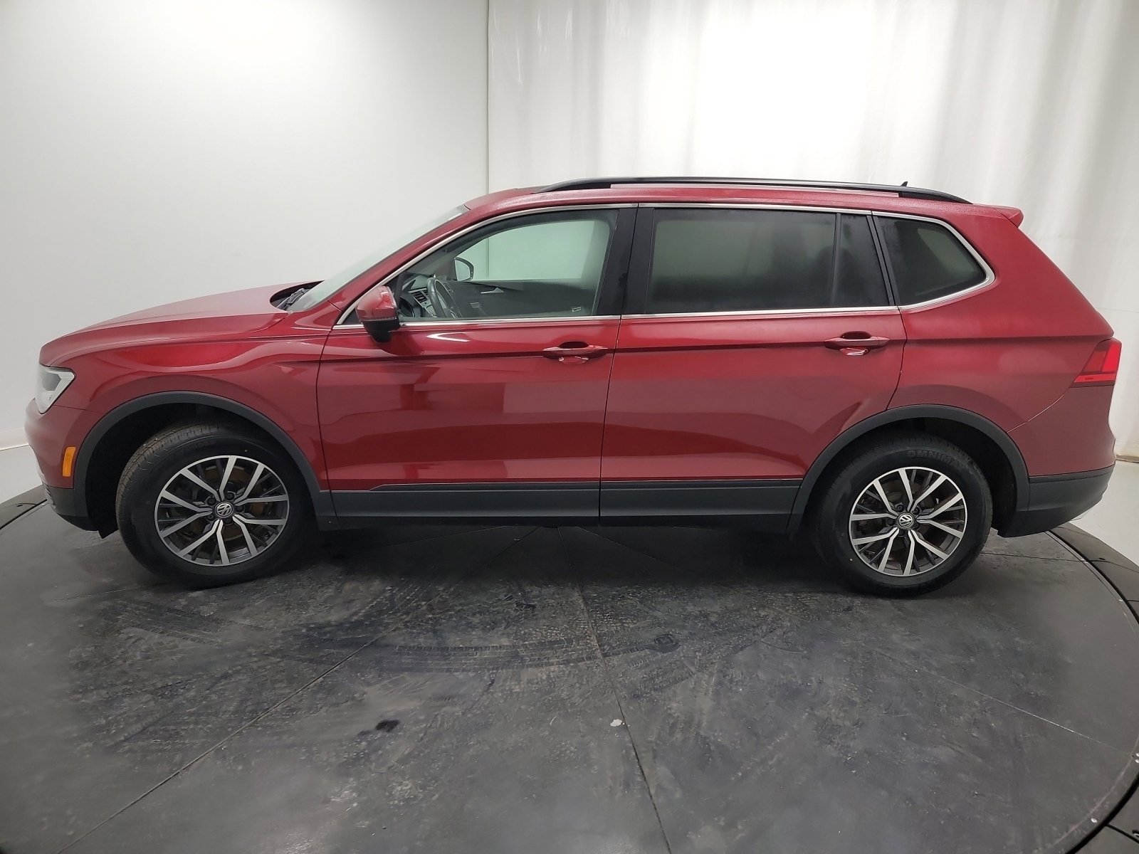 Used 2019 Volkswagen Tiguan SE w/ Panoramic Sunroof Package image 4