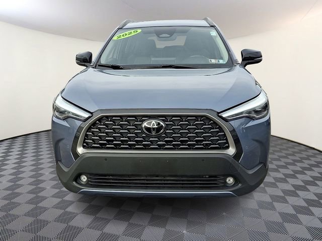Used 2025 Toyota Corolla Cross XLE FWD image 2