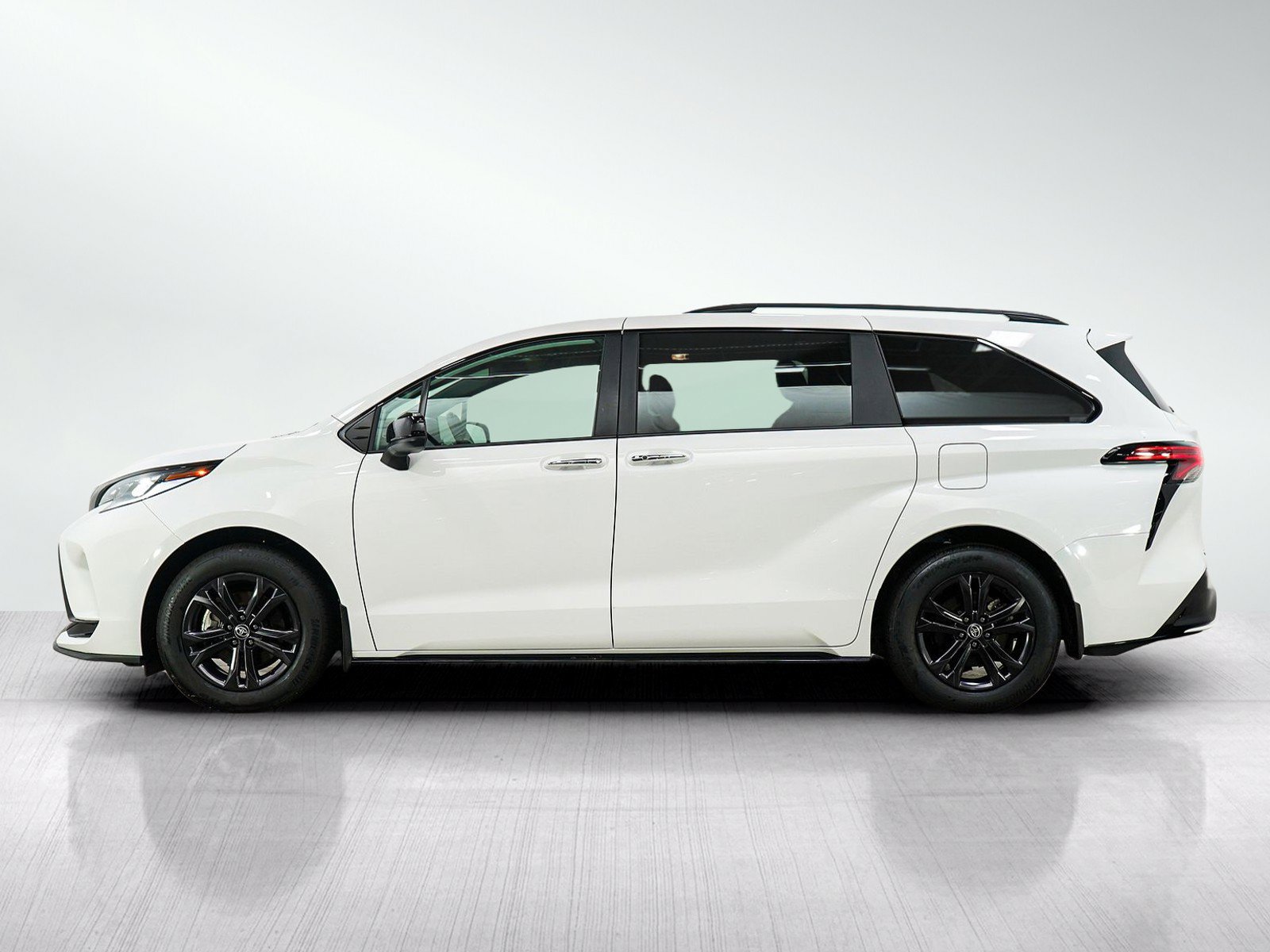 Used 2025 Toyota Sienna XSE AWD/4WD image 2